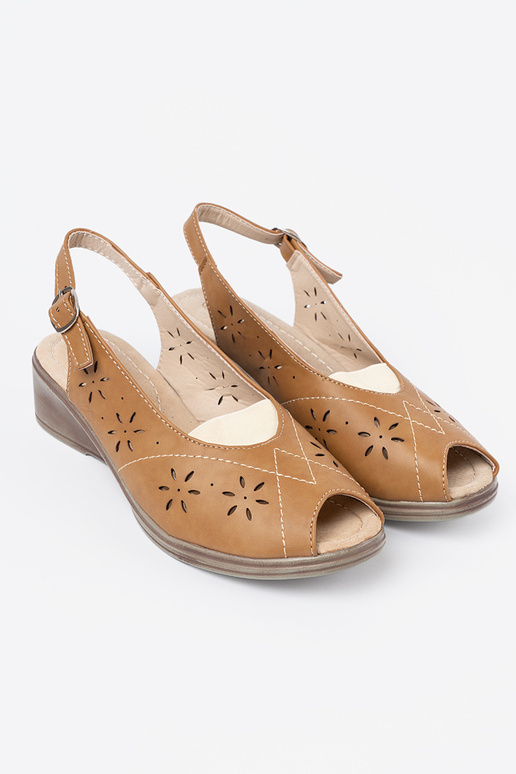 karamelinės spalvos ažūriniai sandalai ant pleišto