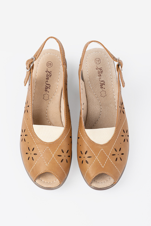 karamelinės spalvos ažūriniai sandalai ant pleišto