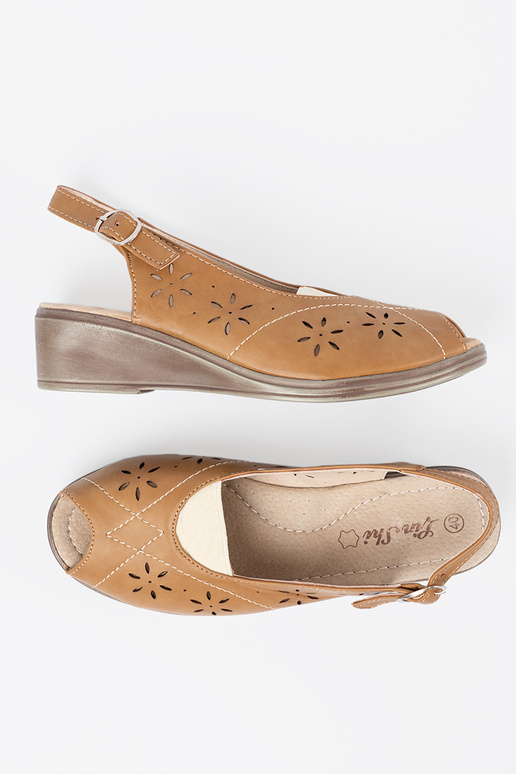 karamelinės spalvos ažūriniai sandalai ant pleišto