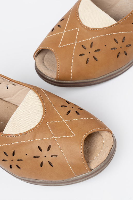 karamelinės spalvos ažūriniai sandalai ant pleišto