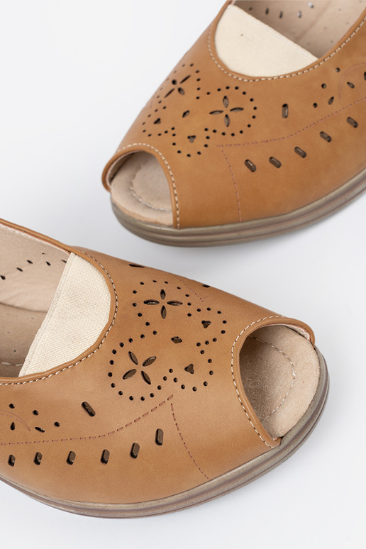 su aužūro elementais sandalai karmeloĮe ant pleišto