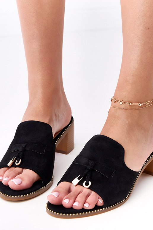 Juodos šlepetės ant kulno su puošmena... Juodos šlepetės ant kulno su puošmena...