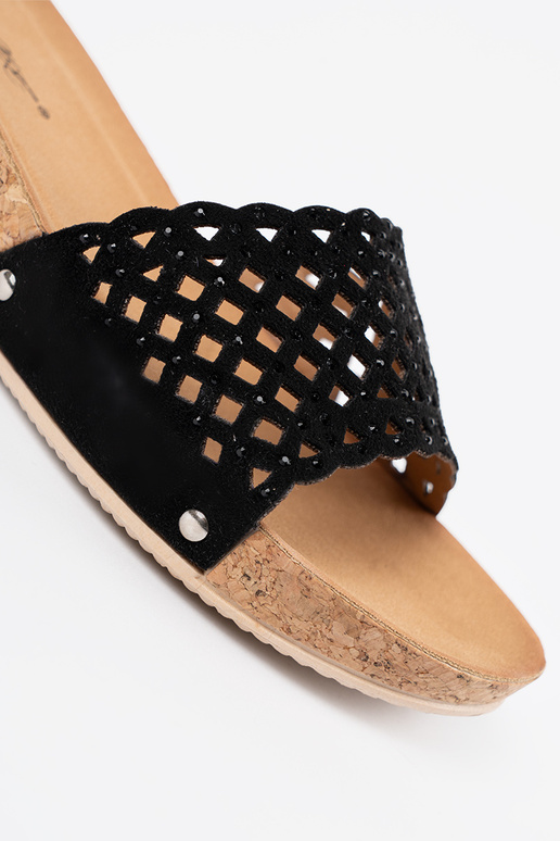 Šlepetės ant pleišto su ažūro elementais i korkoĮą podeszĮą