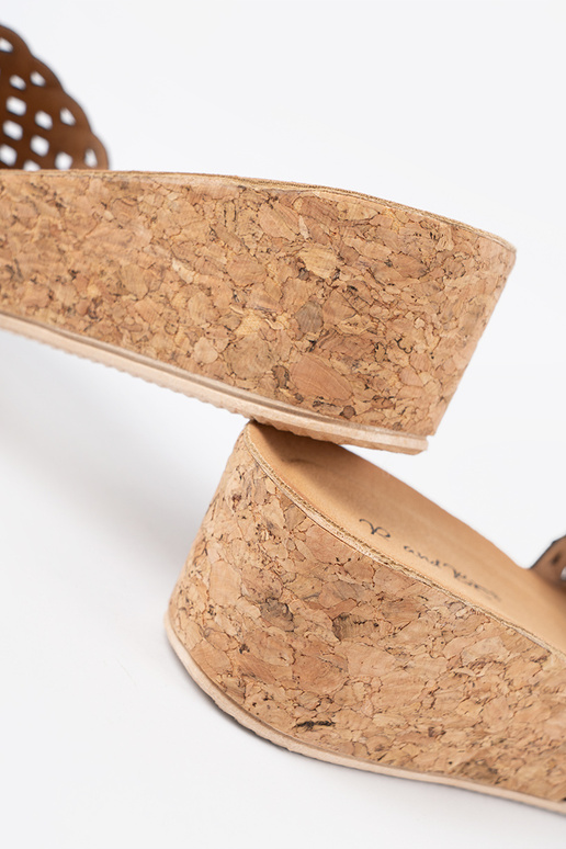 Šlepetės ant pleišto su ažūro elementais i korkoĮą podeszĮą