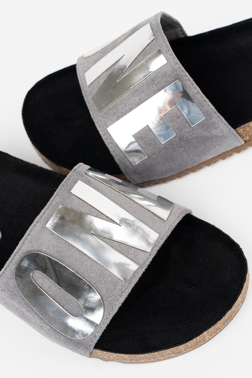 Šlepetės z metalinism naspausdinimasiem ONE