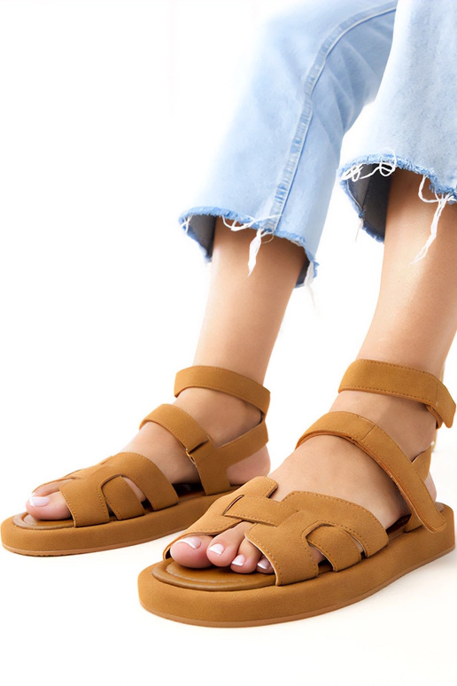 Rudi sandalai užsegami ties kulkšnimi...