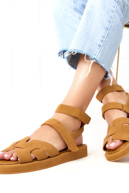 Rudi sandalai užsegami ties kulkšnimi...