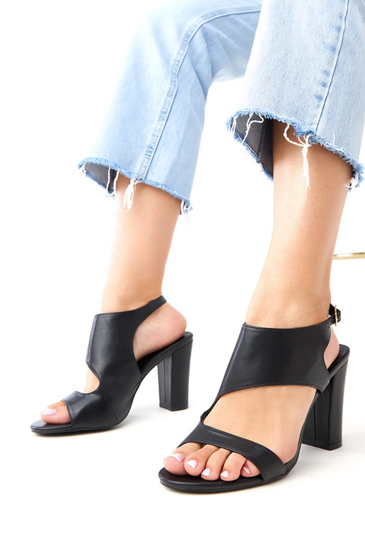 Juodi sandalai ant stulpelio užsegami... Juodi sandalai ant stulpelio užsegami...