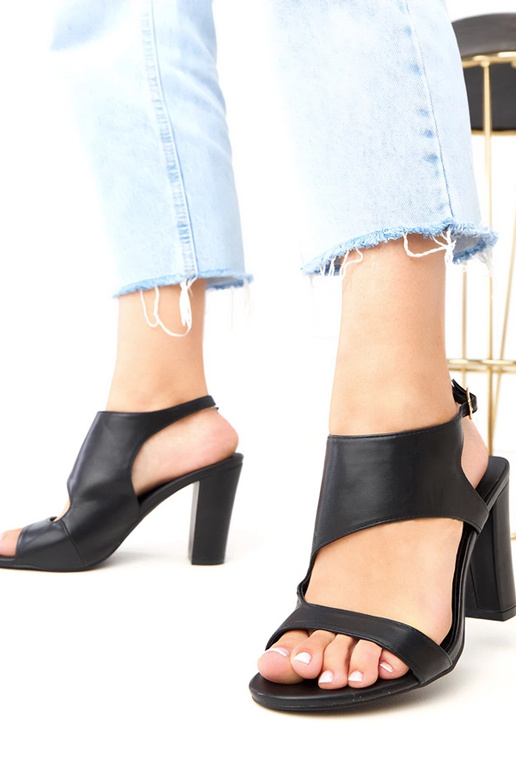 Juodi sandalai ant stulpelio užsegami... Juodi sandalai ant stulpelio užsegami...