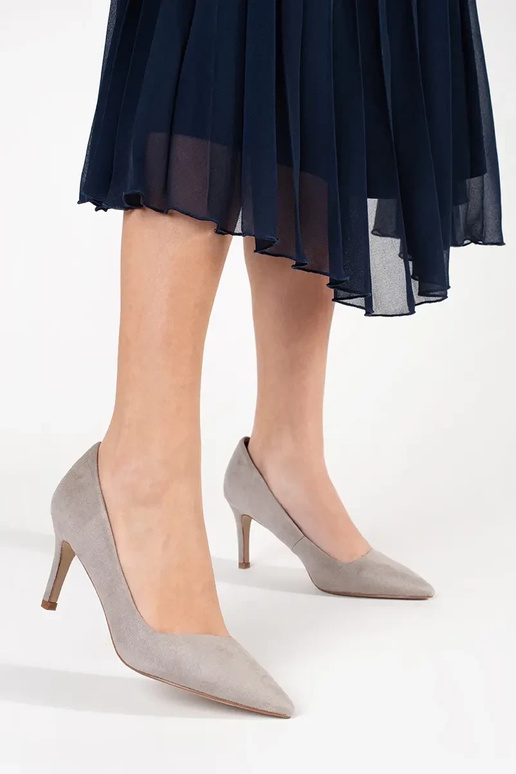 pilkos spalvos aukštakulniai ant aukštakulnio