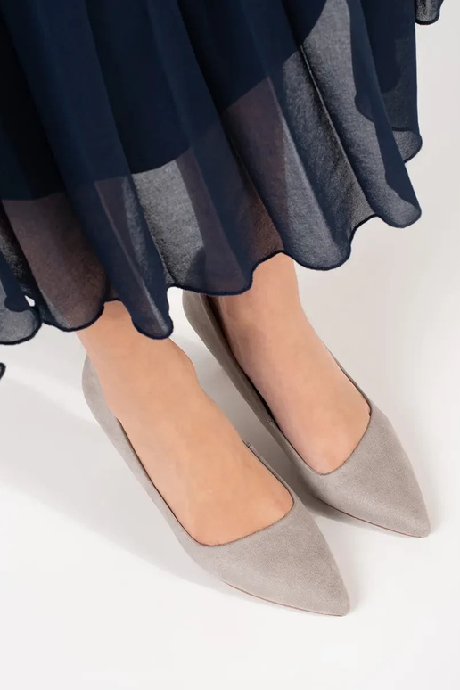 pilkos spalvos aukštakulniai ant aukštakulnio