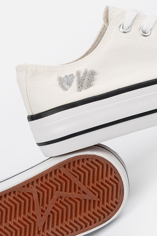 laisvalaikio batai baltos spalvos su užrašu Love