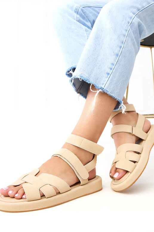 Smėlio spalvos sandalai užsegami ties...