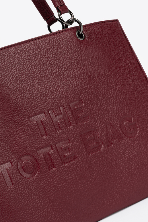 bordo spalvos rankinė typu tote z tłoczonym napisem