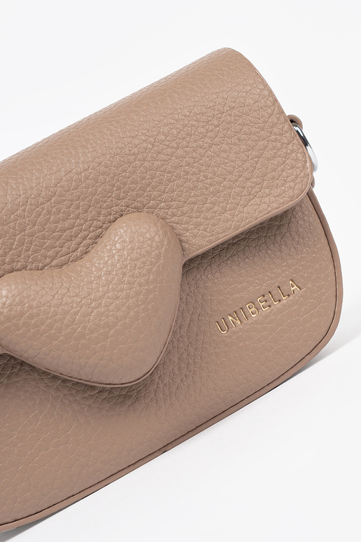 Paštininkė su širdelėmis smėlio spalvos