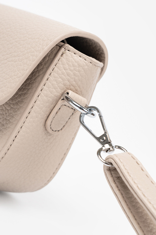 Tai turiža moteriška rankinė z ozdobnym širdiesm