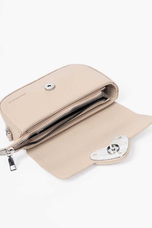 Tai turiža moteriška rankinė z ozdobnym širdiesm