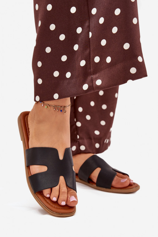 Šlepetės Moteriškas butas Su išpjovomis juodos spalvos Salyra