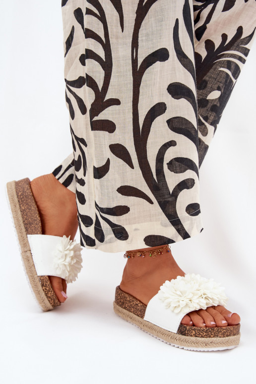 Moteriškos šlepetės su platforma Su puošniaisi su gėlių motyvaiskami baltos spalvos Tessara Moteriškos šlepetės su platforma Su puošniaisi su gėlių motyvaiskami baltos spalvos Tessara