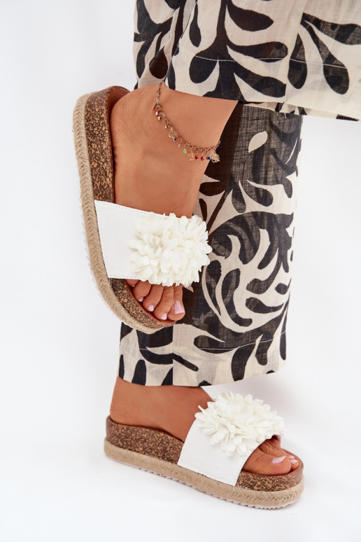 Moteriškos šlepetės su platforma Su puošniaisi su gėlių motyvaiskami baltos spalvos Tessara Moteriškos šlepetės su platforma Su puošniaisi su gėlių motyvaiskami baltos spalvos Tessara