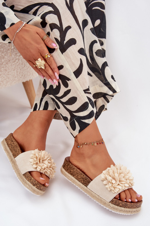 Moteriškos šlepetės su platforma Su puošniaisi su gėlių motyvaiskami smėlio spalvos Tessara