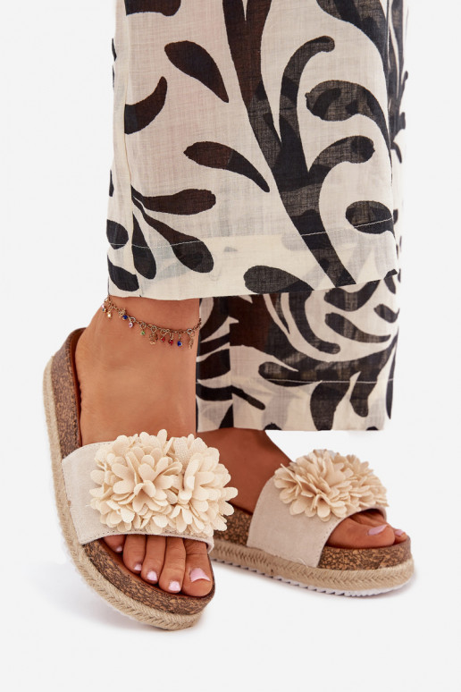 Moteriškos šlepetės su platforma Su puošniaisi su gėlių motyvaiskami smėlio spalvos Tessara