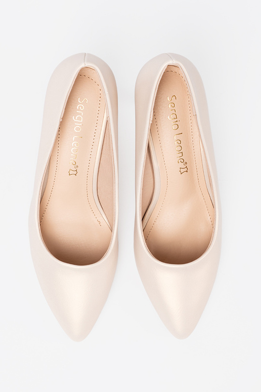 Elegantiško stiliaus baltos spalvos  aukštakulniai plonu kulniuku