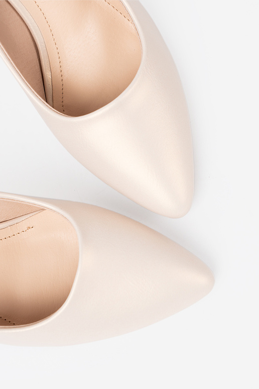 Elegantiško stiliaus baltos spalvos  aukštakulniai plonu kulniuku