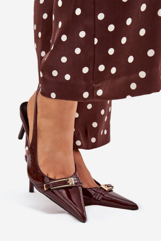 su lako efektu Bateliai su plonais kulniukais su aukso spalvos sagtimis CzekoladoĮe Vivae