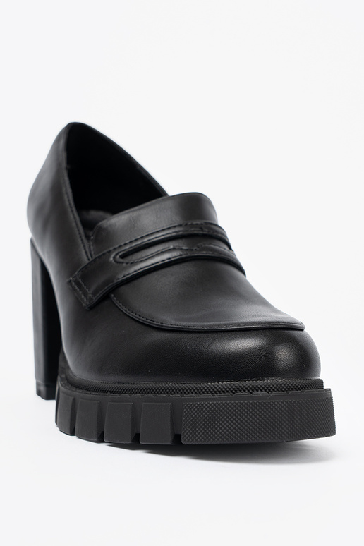 juodos spalvos mokasinai ant kulno z traperoĮą podeszĮą