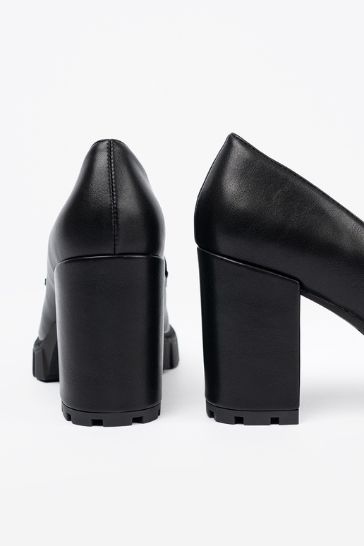 juodos spalvos mokasinai ant kulno z traperoĮą podeszĮą