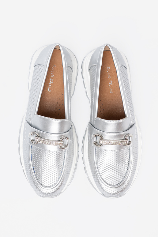 sidabro spalvos mokasinai z dekoracyjnym auksinism elementem