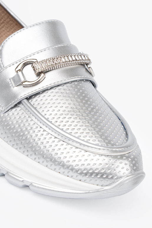 sidabro spalvos mokasinai z dekoracyjnym auksinism elementem