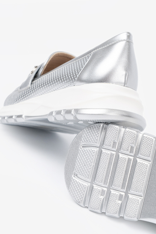 sidabro spalvos mokasinai z dekoracyjnym auksinism elementem