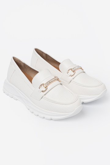 baltos spalvos mokasinai z dekoracyjnym auksinism elementem.