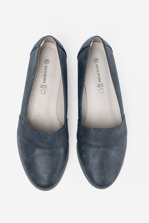 tamsiai mėlynos spalvos mokasinai ant balto pado