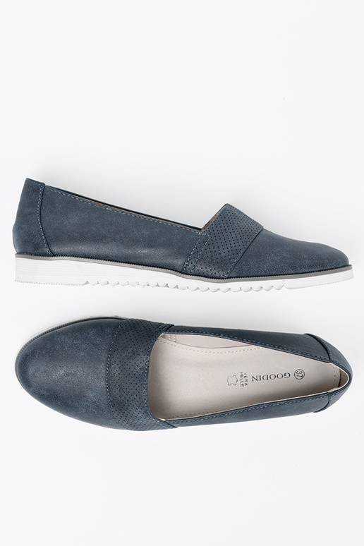 tamsiai mėlynos spalvos mokasinai ant balto pado