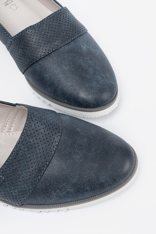 tamsiai mėlynos spalvos mokasinai ant balto pado