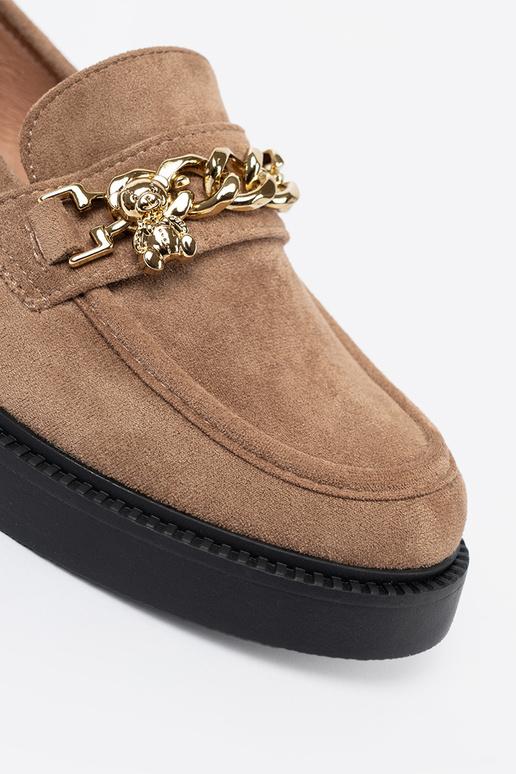 smėlio spalvos mokasinai z auksinism łańcuchem.