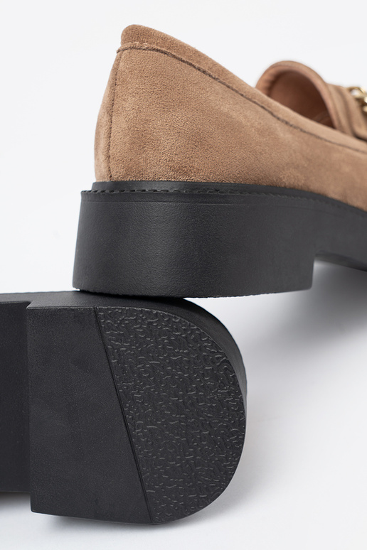 smėlio spalvos mokasinai z auksinism łańcuchem.