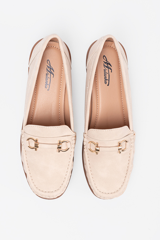 smėlio spalvos mokasinai ant pleišto z ozdobnym łańcuszkiem smėlio spalvos mokasinai ant pleišto z ozdobnym łańcuszkiem