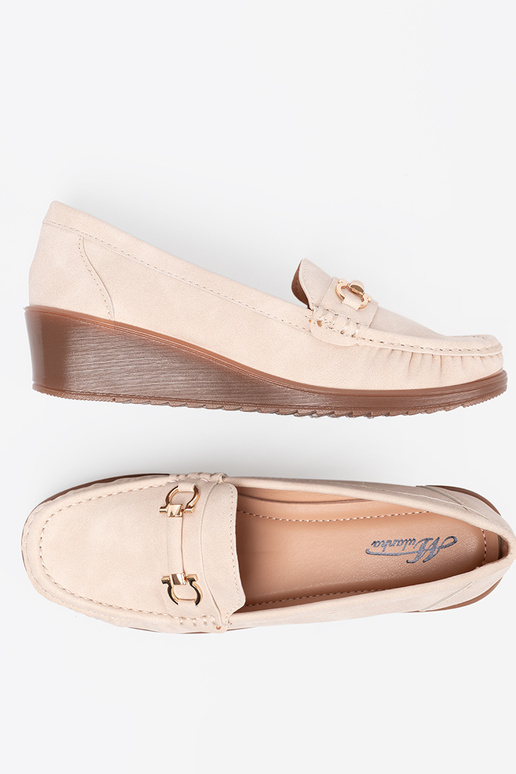 smėlio spalvos mokasinai ant pleišto z ozdobnym łańcuszkiem smėlio spalvos mokasinai ant pleišto z ozdobnym łańcuszkiem