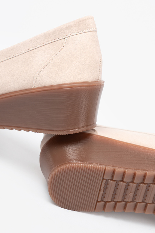 smėlio spalvos mokasinai ant pleišto z ozdobnym łańcuszkiem smėlio spalvos mokasinai ant pleišto z ozdobnym łańcuszkiem