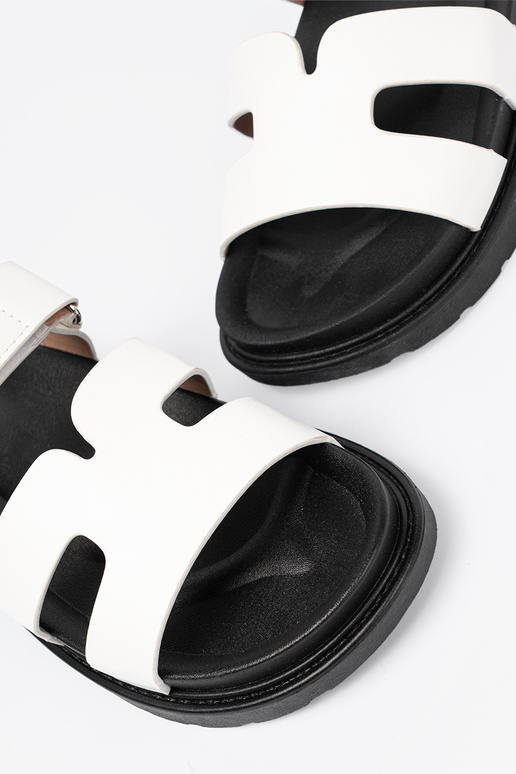 KomfortoĮe baltos spalvos Šlepetės su platforma KomfortoĮe baltos spalvos Šlepetės su platforma