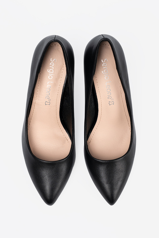 Klasikinio modelio juodos spalvos aukštakulniai ant aukštakulnio