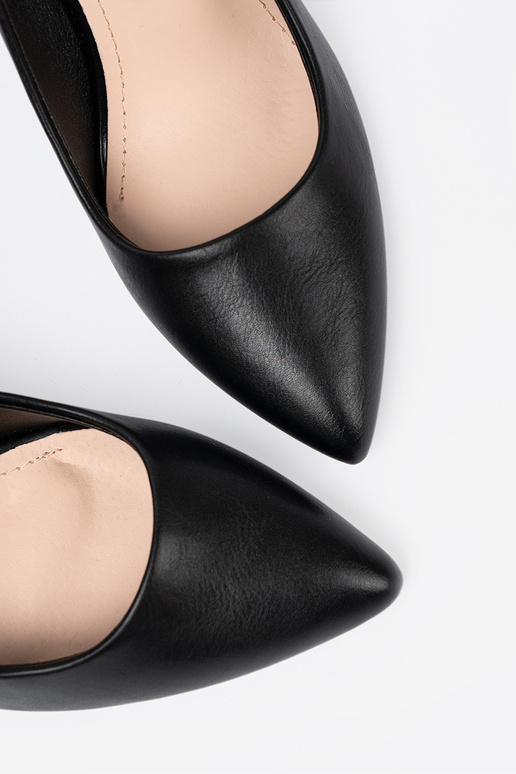 Klasikinio modelio juodos spalvos aukštakulniai ant aukštakulnio