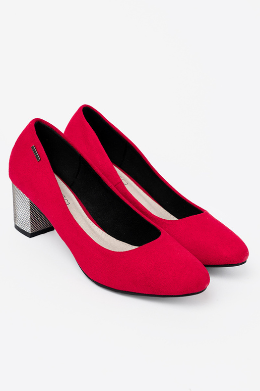 raudonos spalvos aukštakulniai na sidabrasm słupku