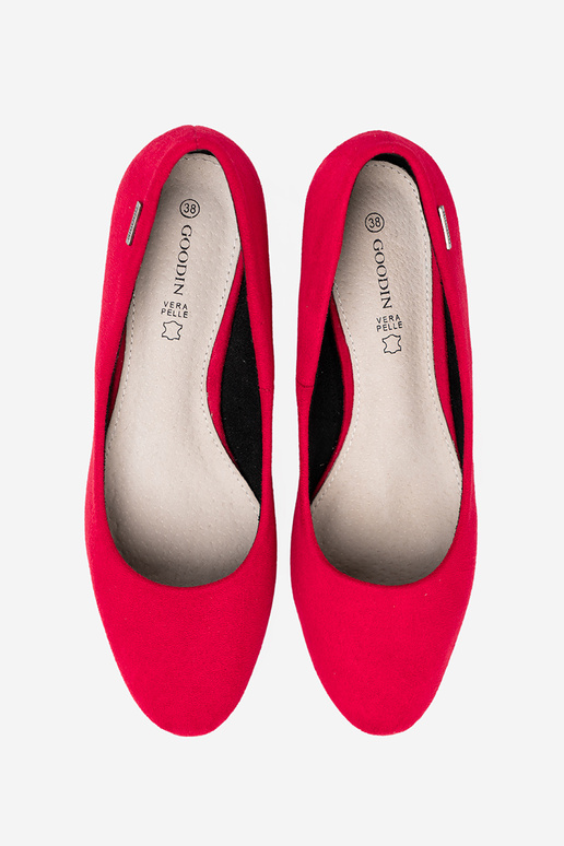 raudonos spalvos aukštakulniai na sidabrasm słupku