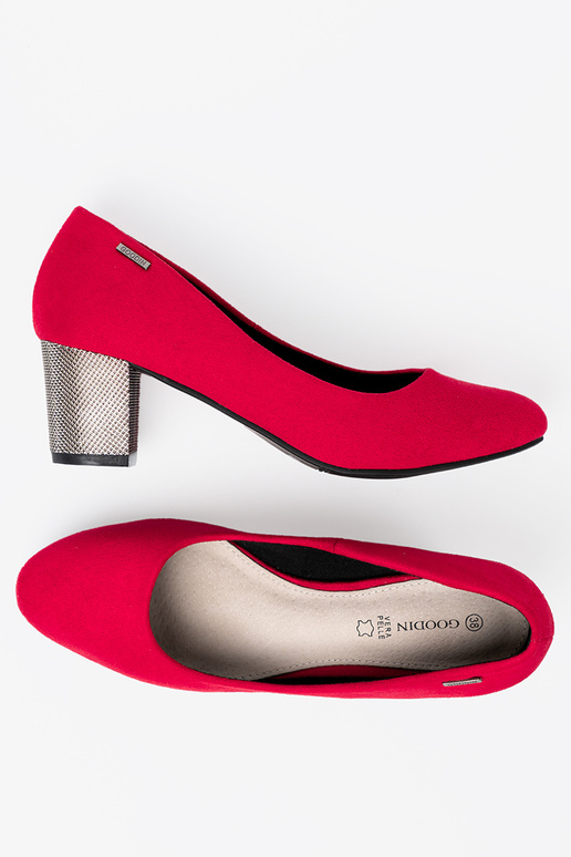 raudonos spalvos aukštakulniai na sidabrasm słupku