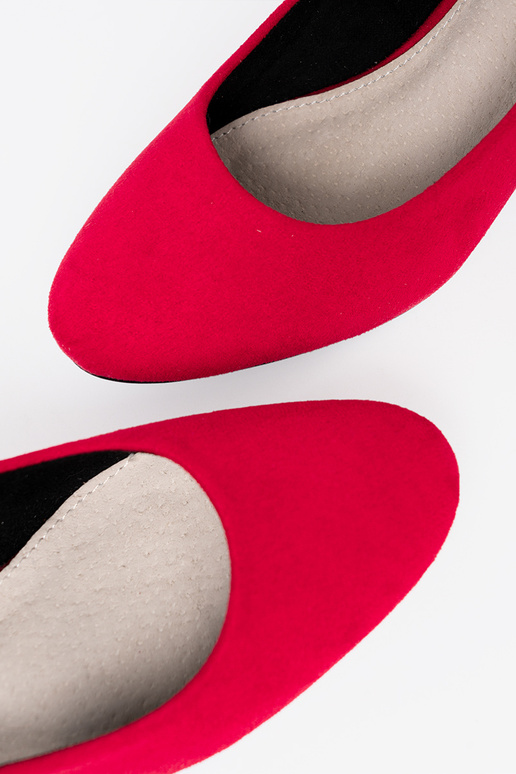 raudonos spalvos aukštakulniai na sidabrasm słupku